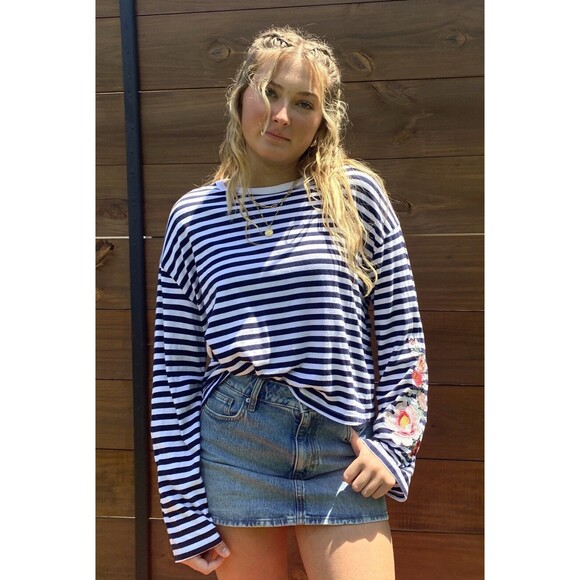 H&M Divided Cropped Women`s Top Embellished Long Sleeve Crewneck  Tee Blouse L - Picture 1 of 7